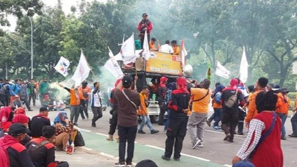 Demo Buruh Tuntut UMP DKI Jakarta Naik 10,55 Persen