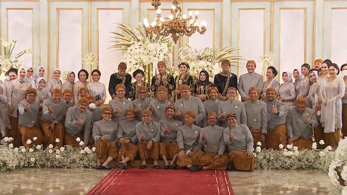 Simbol Sarangheyo Para Menteri saat Berfoto di Pernikahan Erina dan Kaesang