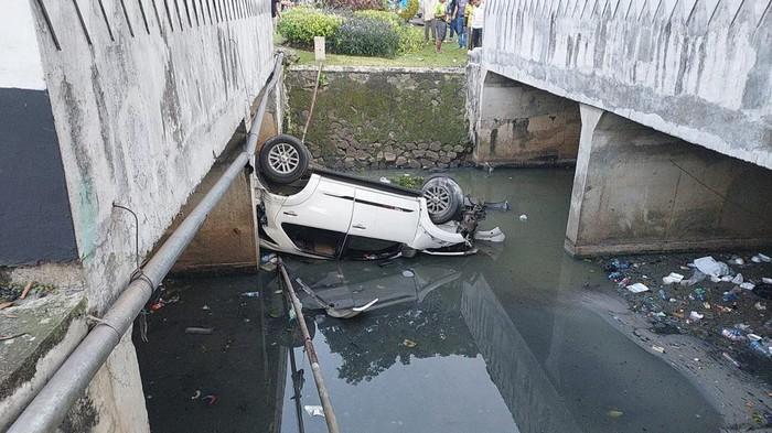 Fakta Fortuner Nyemplung ke Kali di Tebet Gegara Ambil Ponsel saat Jalan Menikung dan Turunan
