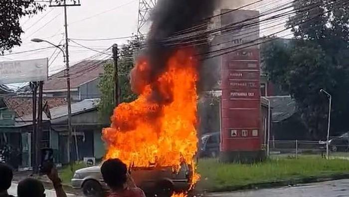 Polsek Leuwiliang Minta Keterangan Sopir Mobil Terbakar yang Bawa Banyak Jeriken