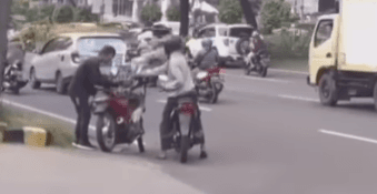 Viral Modus Kehabisan Bensin, Pria Ini Minta-minta Uang ke Pengguna Jalan