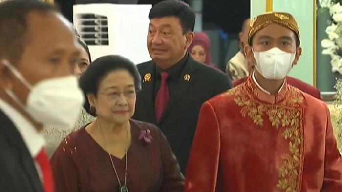 Ketika Megawati Gandeng Tangan Gibran di Pernikahan Kaesang dan Erina