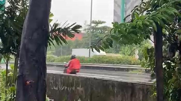 Pengendara Motor Terpaksa Masuk Tol JORR Imbas Banjir 1 Meter di Jalan TB Simatupang Arah Pondok Indah