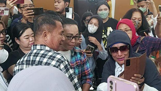 Emak-emak Ngebet Selfie Bareng Orang Tua Richard Eliezer