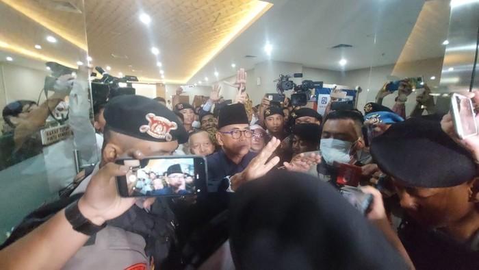 Terjadi Kericuhan Ketika Panji Gumilang Selesai Diperiksa Bareskrim Polri