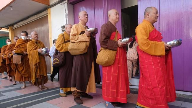 Ribuan Umat Buddha Padati Candi Borobudur, Hadiri Dharmasanti Waisak