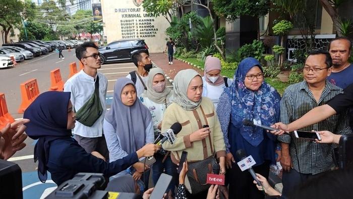 Korban Penipuan Si Kembar Rihana dan Rihani 'Geruduk' Polda Metro Jaya