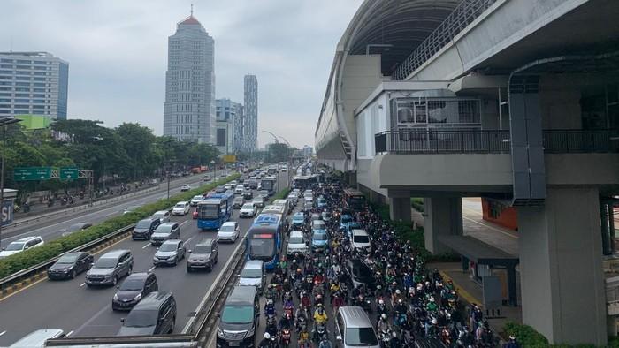 Lalu Lintas Jakarta Kembali Macet Seperti Sebelum Pandemi, TransJakarta Solusinya