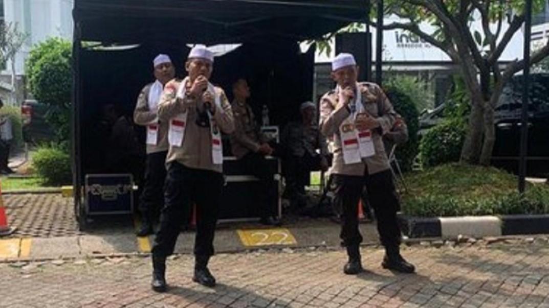 Polisi Berpeci dan Berserban Sambut Massa Aksi 411 di Patung Kuda