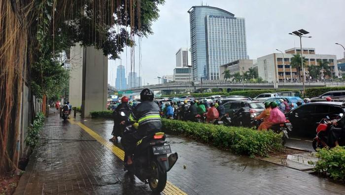 Pemotor Nekat Lintasi Trotoar gegara Jalan Gatsu Jakarta Macet Parah!