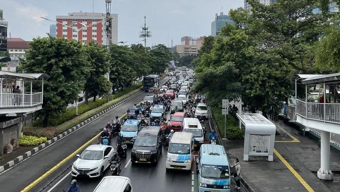 Macet Jalan Salemba Raya Bisa Sampai Setengah Jam!