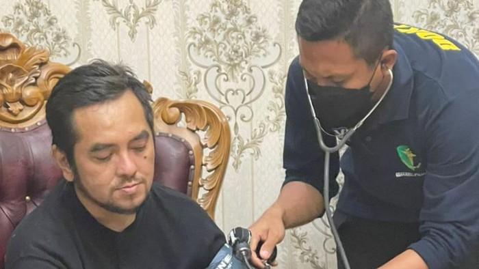 Duduk Santai Baju Serba Hitam, Bechi Diperiksa Kesehatannya
