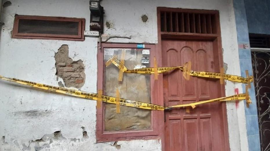 Polsek Taman Sari Pasang Garis Polisi di TKP Lansia Kakak Beradik Tewas Membusuk