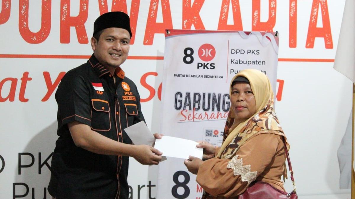 PKS Bantu Beri Modal Para Pelaku UMKM di Purwakarta