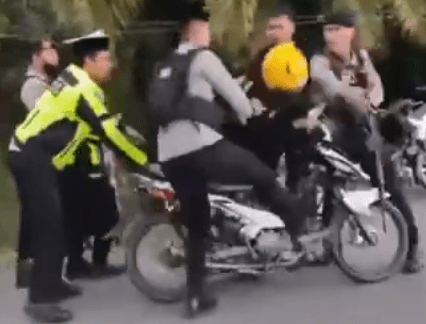 Viral, Polisi Gebuki Pengendara Motor karena Terobos Razia