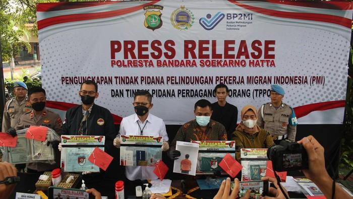 Polisi Tangkap Pelaku Perdagangan PMI ke Kamboja di Bandara Soekarno-Hatta