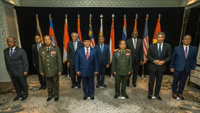 Senapan Serbu Buatan Pindad jadi Cinderamata Prabowo ke Menhan Qatar