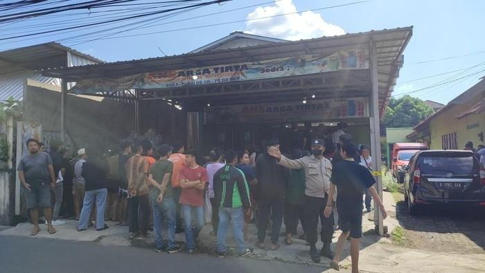 Warga Kerumuni Depot Air Isi Ulang Prarekonstruksi Mutilasi Bos di Semarang