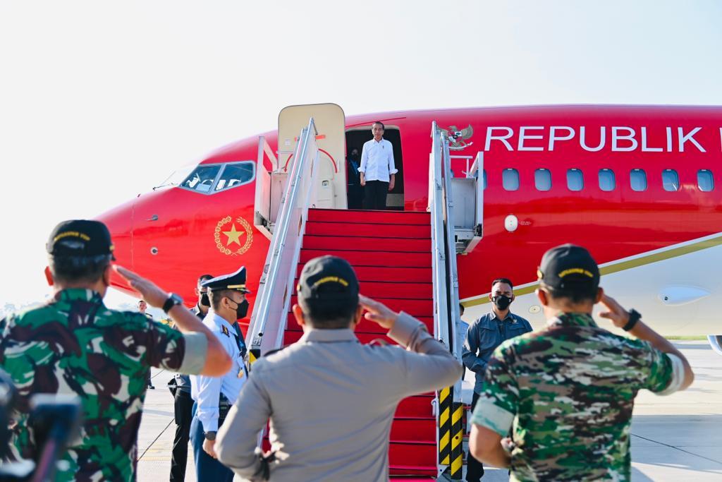 Sejumlah Potret Jokowi Tiba di Lampung, Cek Jalanan Rusak yang Viral