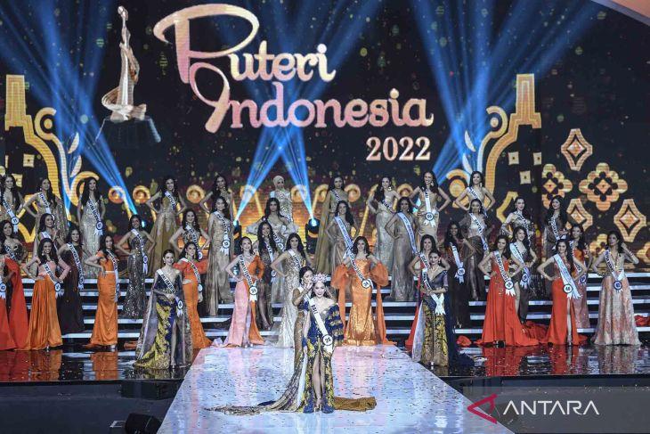 Laksmi Shari Dinobatkan sebagai Puteri Indonesia 2022