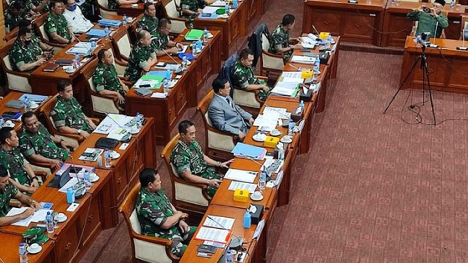 Penampakan Menhan Prabowo Duduk di antara Panglima TNI Jenderal Andika Perkasa dan KSAD Dudung Abdurachman saat Hadiri Rapat Komisi I DPR RI Hari Ini
