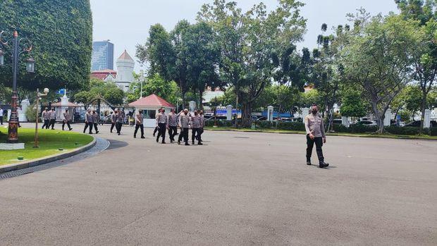 Rombongan Polisi Mulai Datangi Istana Negara Memenuhi Undangan Jokowi