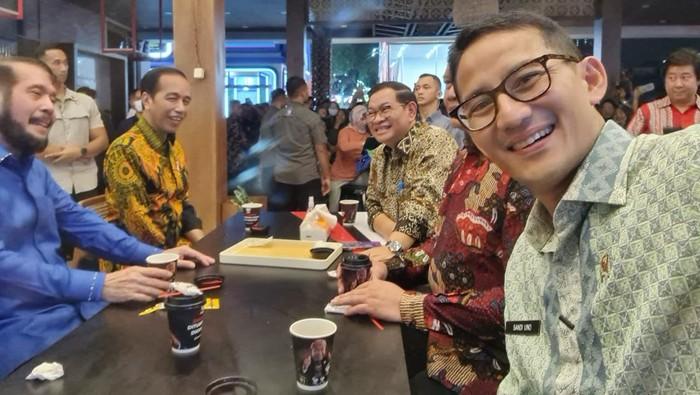 Jokowi Tanyakan Tugas Baru Sandiaga di PPP Saat Ngopi Bareng di JakFair