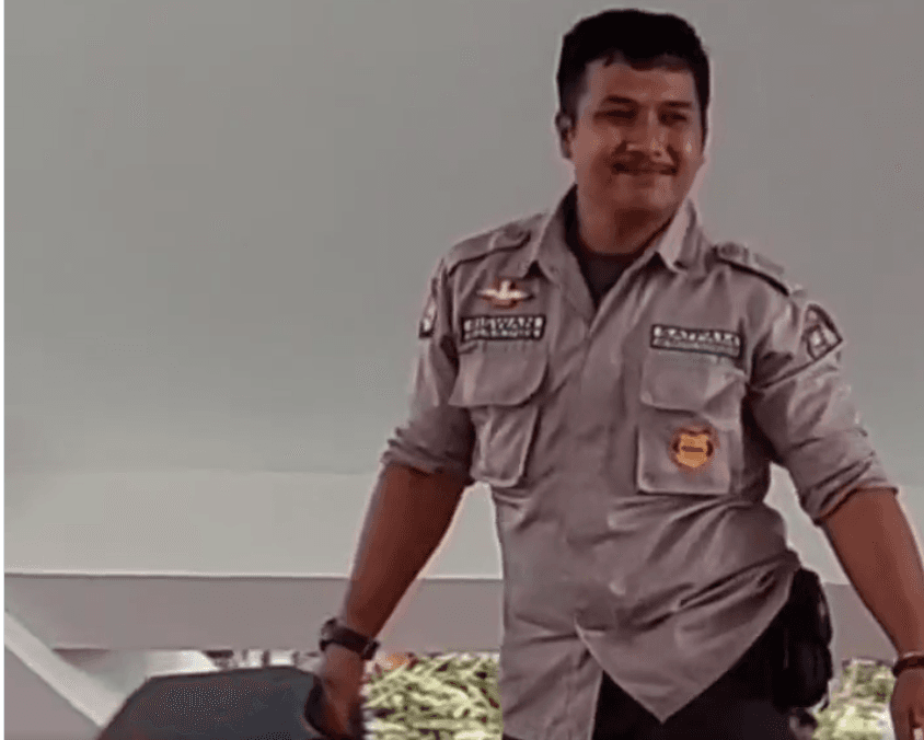 Arogan, Satpam Berseragam Coklat Ini Rampas Bendera Organisasi Mahasiswa