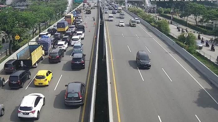 Gegara Sopir Pickup Ngantuk, Mobil Kementerian Perindustrian dan Patwal Senggolan di Cikampek
