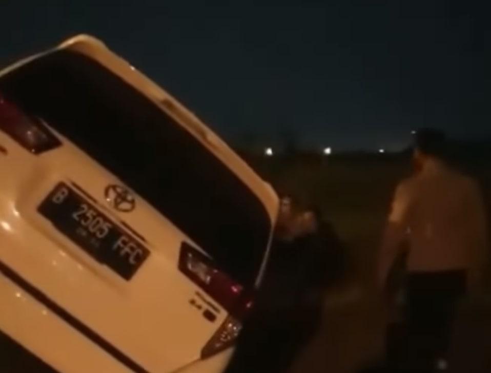 Diduga Hilang Konsentrasi, Mobil Innova Hantam Pohon dan Terperosok ke Selokan di Cikarang Selatan