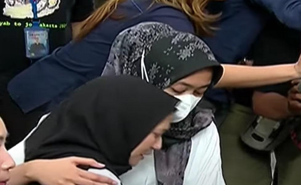 Terharu, Istri Arif Rachman Arifin Menangis Suami Divonis 10 Bulan