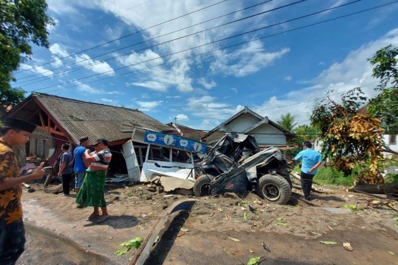 Bruk! Truk Pasir Hantam Sembilan Rumah Warga di Pasuruan gegara Rem Blong
