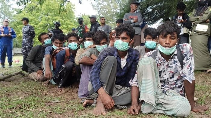 Brimob Kawal Pemindahan 184 Imigran Rohingya ke Tempat Penampungan
