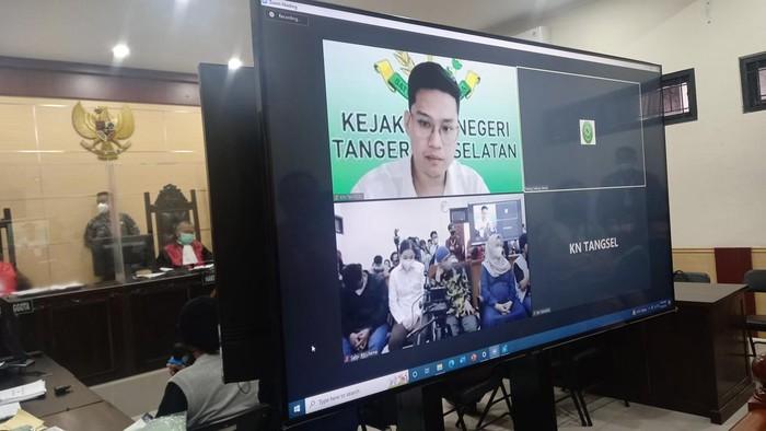 Kesal Sidang Vonis Indra Kenz Ditunda, Korban Binomo Pilih Menginap di PN Tangerang