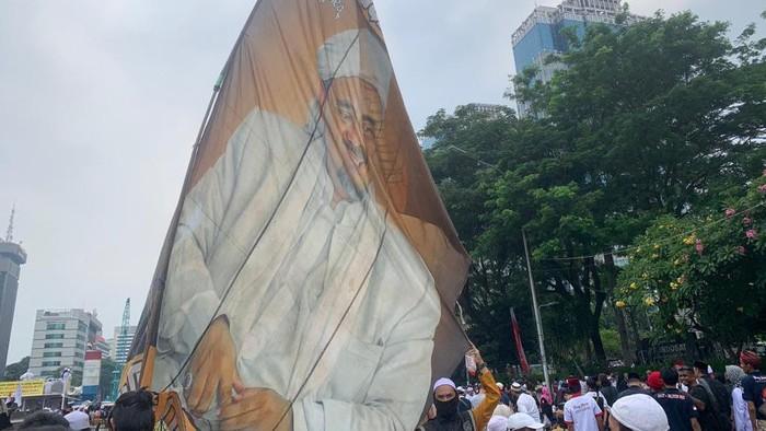 Spanduk Raksasa Habib Rizieq Shihab Terpampang saat Aksi 411 di Patung Kuda