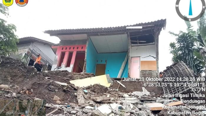 14 KK Mengungsi Usai Tanah Pinggir Sungai Cipamingkis Longsor