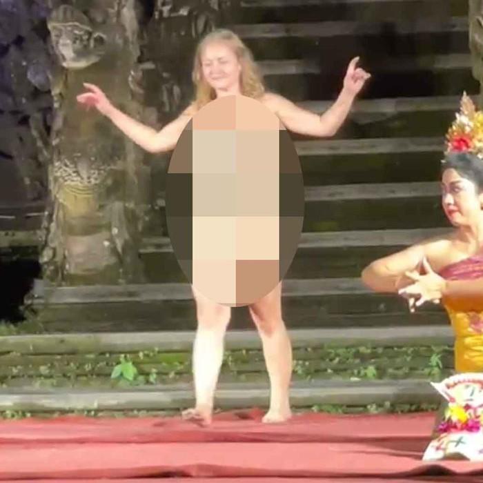 Kembali Berulah, Bule Wanita Bugil di Panggung Saat Tari Bali Viral di Media Sosial