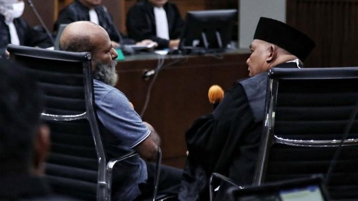 Lukas Enembe 'Baper' Tak Ingin Dianaktirikan, Singgung Duet Novel Baswedan dan BW