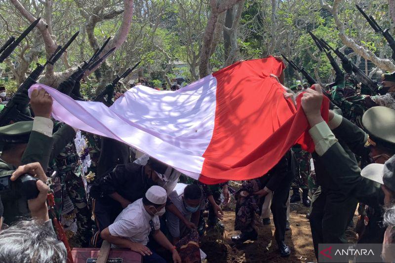 Prosesi Militer, Jenazah Eks Jubir Covid-19 Achmad Yurianto Dimakamkan di Samping Pusara Ibunda