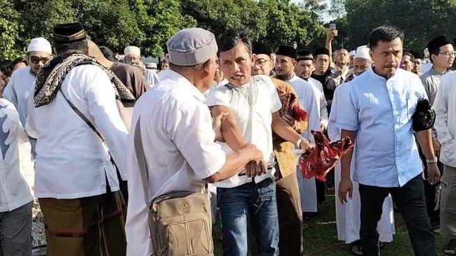 Bisa-bisanya Terduga Copet Ini Beraksi saat Salat Iduladha di Masjid Al-Azhar Jaksel