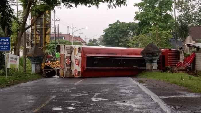 Truk Tangki BBM Terguling di Blitar, Sopir Positif Sabu!