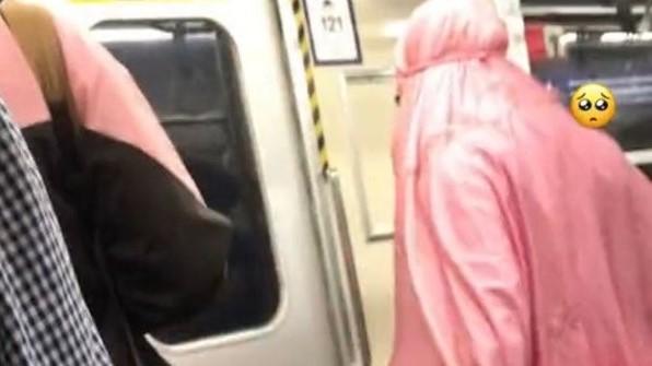 Viral Wanita Bermukena Salat Dalam KRL Commuterline