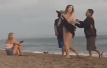 Viral! Cewek Bule Berbikini Rebut Paksa HP Bapak-bapak Ini karena Merekamnya di Pantai