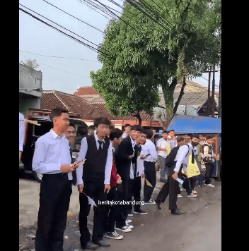 Warga Bandung Berbaris di Sepanjang Jalan Menuju Tempat Pemakaman Eril