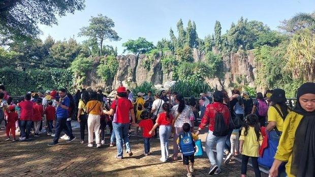 Sambut Libur Iduladha, Pengunjung Padati Taman Margasatwa Ragunan