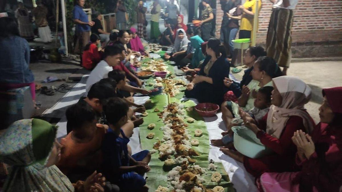 Warga Sidoarjo Tasyakuran Usai Masriah Penyiram Air Kencing dan Tinja Divonis Sebulan Penjara