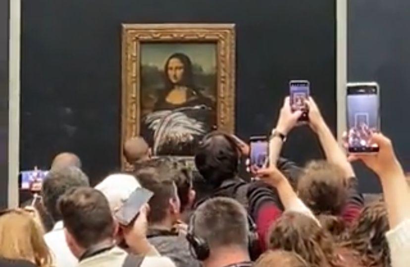 Viral, Lukisan Mona Lisa Dinodai Kue oleh Pria yang Menyamar Jadi Wanita