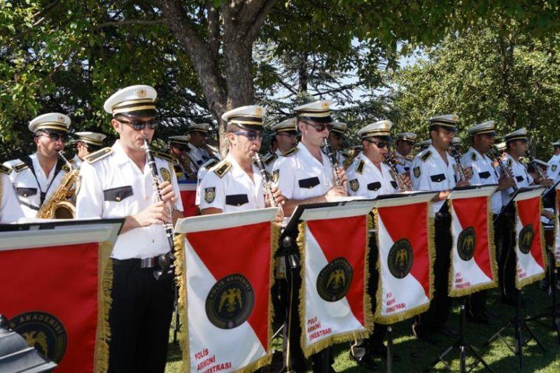Keren! Korps Musik Kepolisian Turki Iringi Pengibaran Sang Merah Putih di Ankara