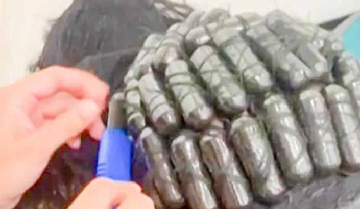 Dua Wanita Ditangkap di Bandara Kolombia karena Sembunyikan 2 Kg Kokain dalam Rambut Palsu