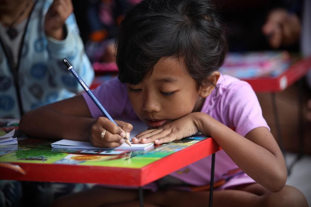 Anak-anak Korban Gempa di Cianjur kembali Bersekolah di Tenda Biru